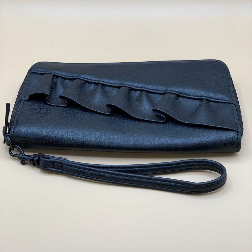 Ruffled wristlet